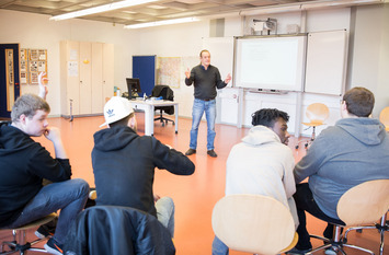 Ausbilder im technischen Handwerk unterrichtet Lehrlingen