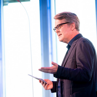Robert Vehrkamp, Demokratieexperte der Bertelsmann Stiftung, hält Moderationskarten in seiner Hand und spricht.