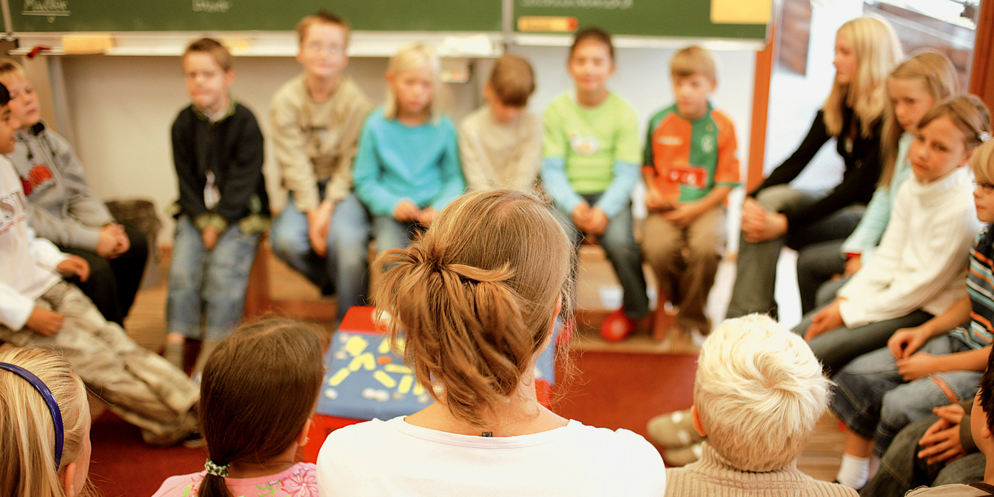 Lehrerin mit ihren Schülerinnen im Morgenkreis