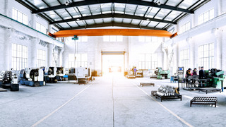 Eine Industriehalle weiß gestrichen, mit Büroarbeitsplätzen