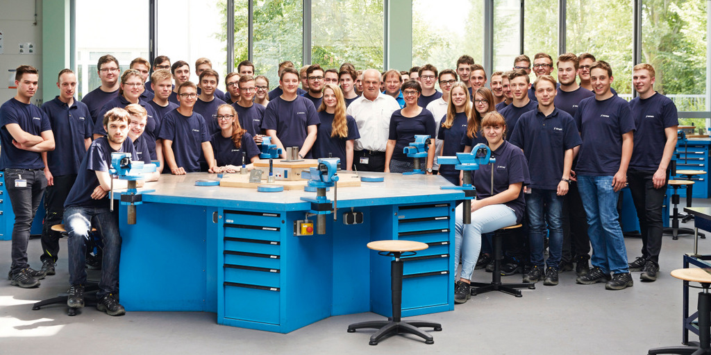 Gruppenfoto der Azubis und Werkstudenten der Krones AG im Ausbildungszentrum in Neutraubling (Oberpfalz)