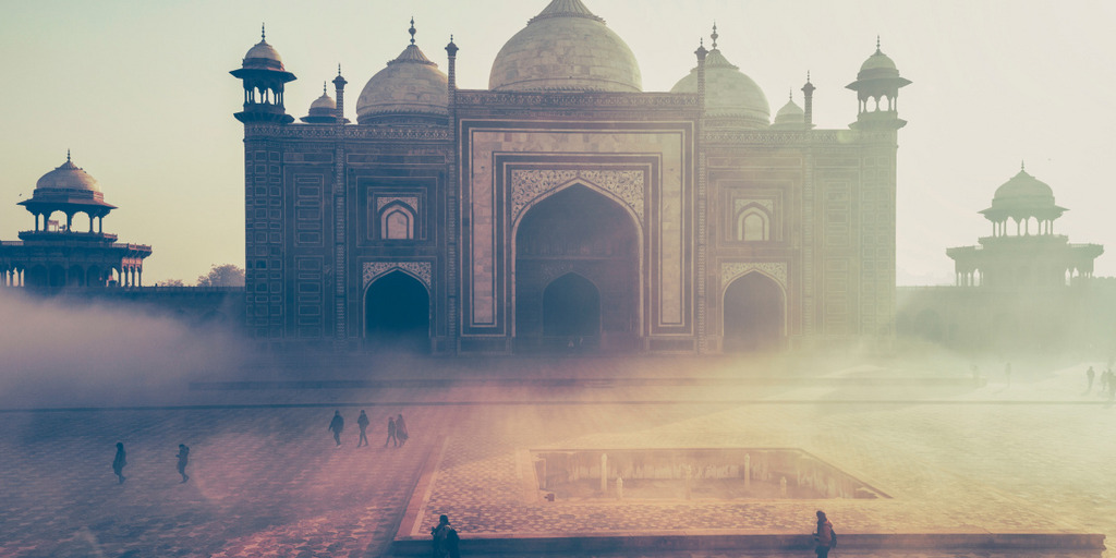 [Translate to English:] Die Moschee auf dem Komplex des Taj Mahal in Agra in Indien, umhüllt von Nebel.