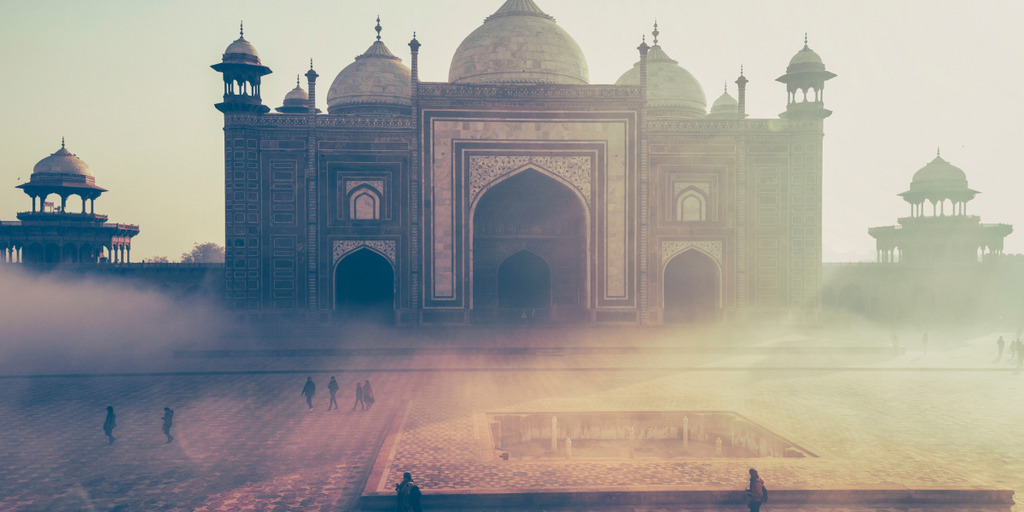 Die Moschee auf dem Komplex des Taj Mahal in Agra in Indien, umhüllt von Nebel.