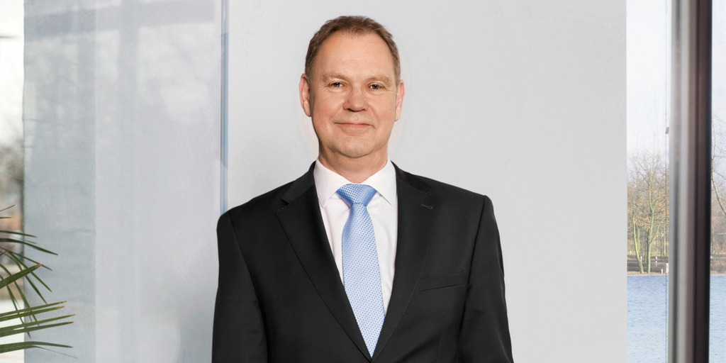 Portrait photo of Aart De Geus, chairman and CEO of the Bertelsmann Stiftung