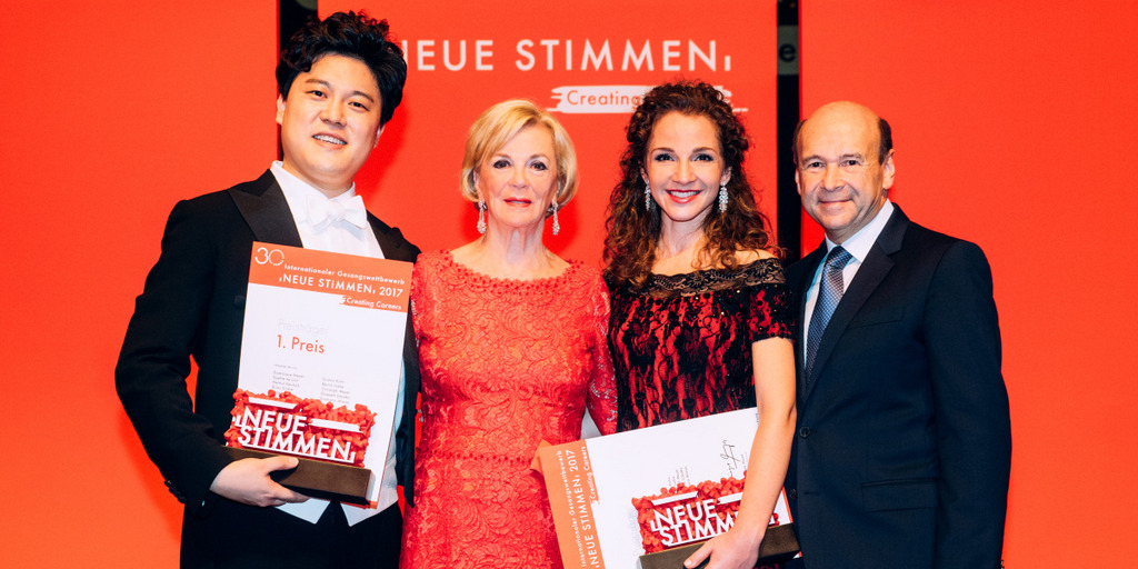 Mezzo-Soprano Svetlina Stoyanova from Bulgaria and Bass Cho ChanHee from South Korea, winner of 2017 NEUE STIMMEN, with Liz Mohn and Dominique Meyer, chairman of the jury.