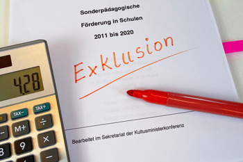 Taschenrechner, Blatt Papier und Stift
