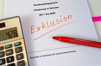 Taschenrechner, Blatt Papier und Stift