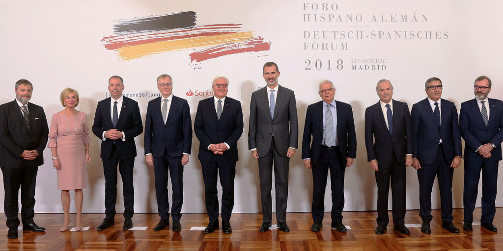 Gruppenfoto der Teilnehmer des Deutsch-Spanischen Forums, darunter der spanische König Felipe VI., der deutsche Bundespräsident Frank-Walter Steinmeier und Liz Mohn, stellvertretende Vorstandsvorsitzende der Bertelsmann Stiftung.