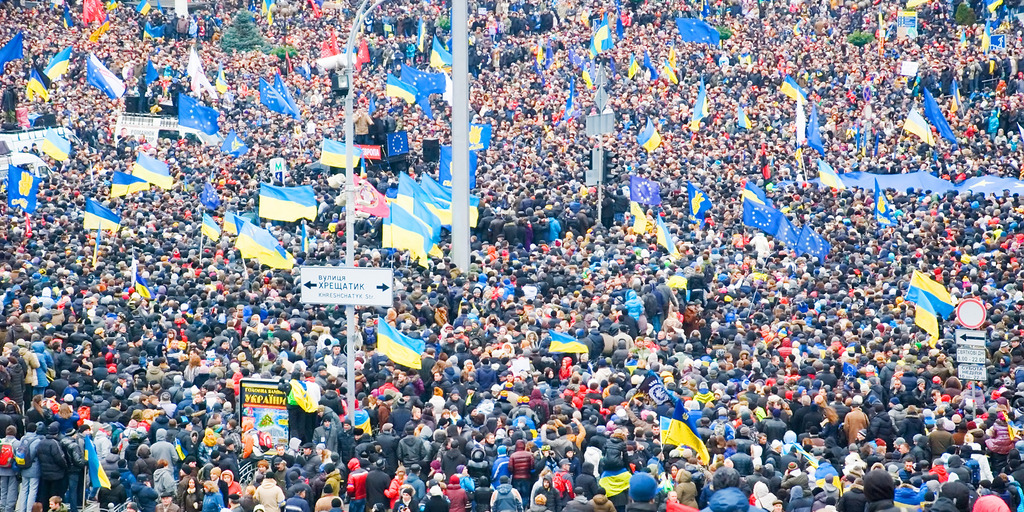 Hunderttausende Menschen gehen in Kiev auf die Straße und protestieren.
