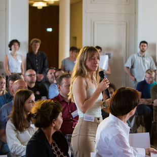 Dame spricht im Publikum