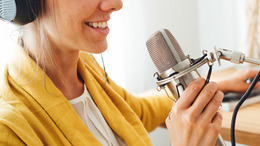 Frau spricht in ein Mikrofon