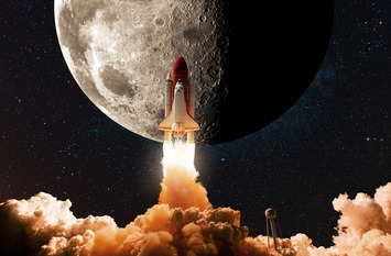 Eine Rakete steigt ins Weltall. Im Hintergrund sieht man den Mond.
