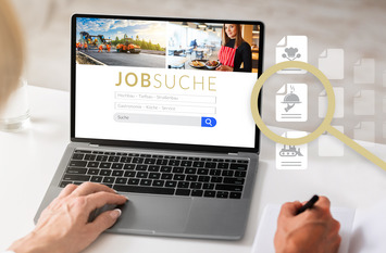 Frau bedient ein Job-Suchportal auf ihrem Laptop