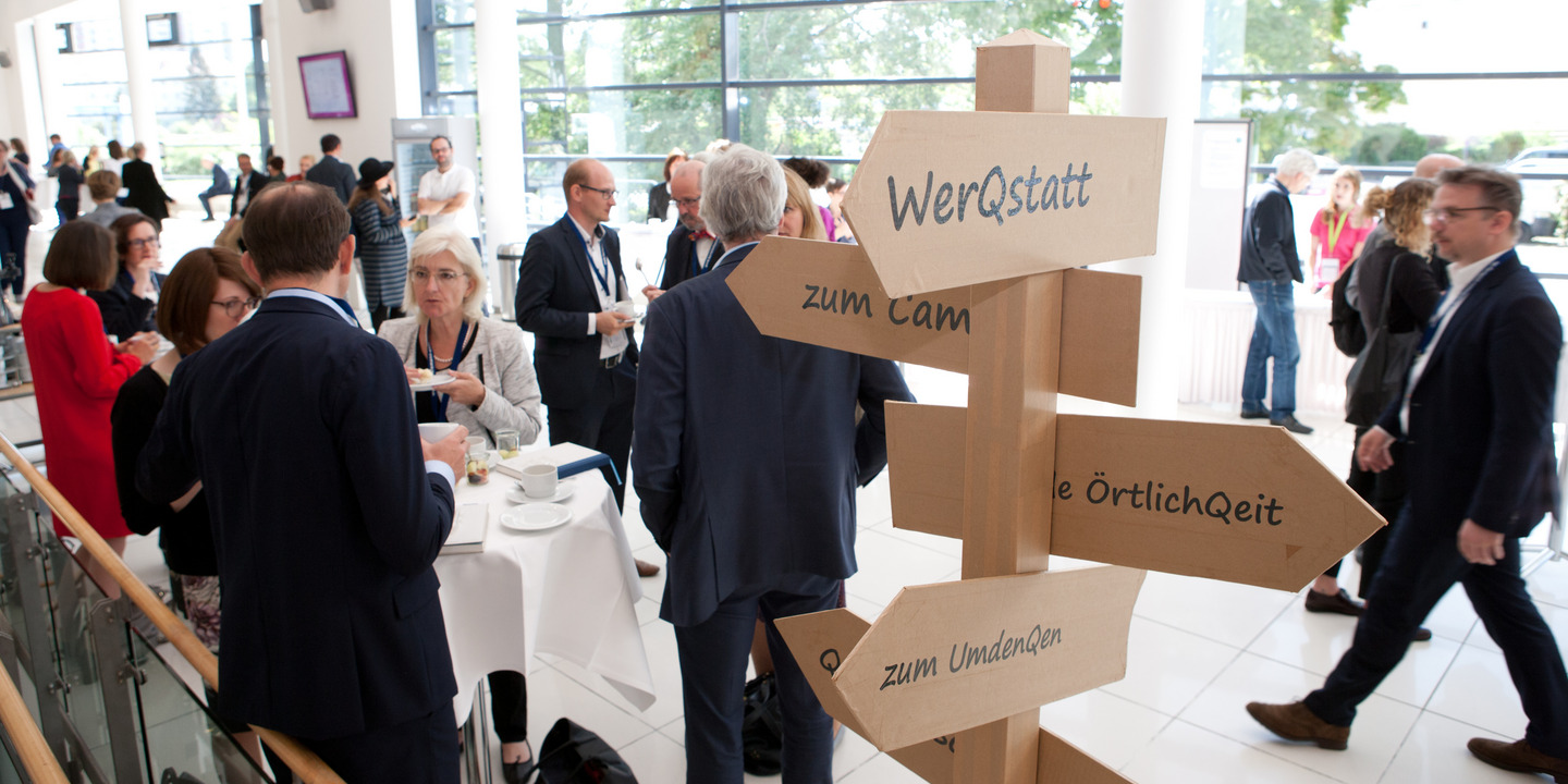 Geschäftsleute im Foyer auf einer Konferenz