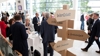 Geschäftsleute im Foyer auf einer Konferenz
