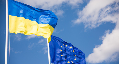 Die ukrainische und die europäische Flagge flattern im Wind