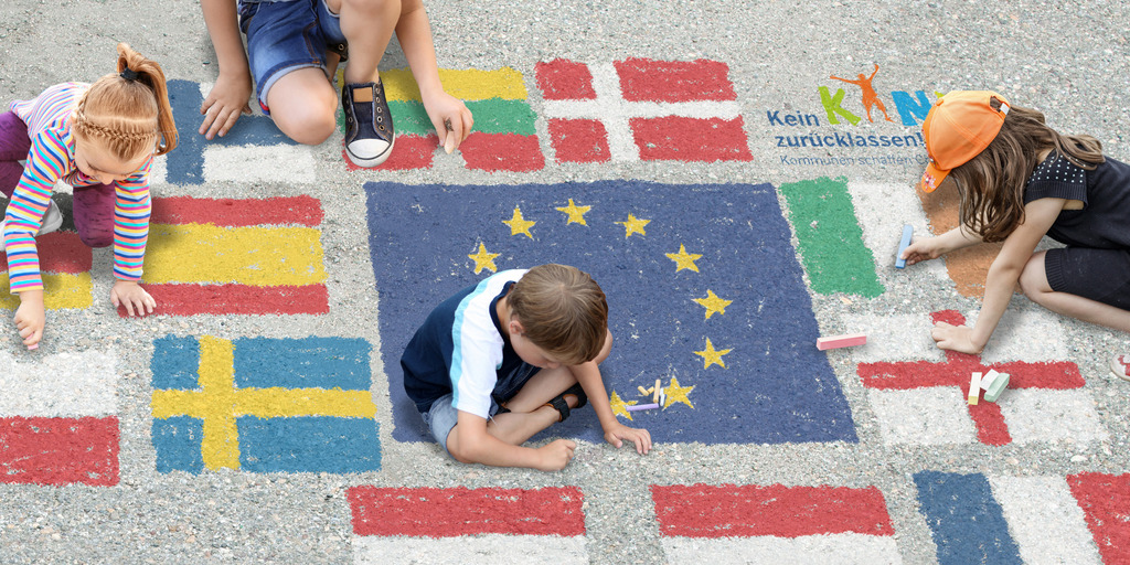 [Translate to English:] Kinder malen Europaflaggen