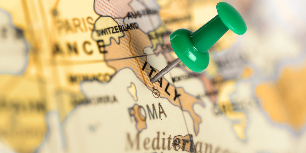 Eine Landkarte mit Blick auf Italien. In Italien selbst steckt eine Pinnadel.