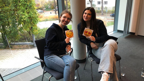 Das Bild zeigt Impressionen aus der Jugend-/ Zukunfskonferenz in Berlin. In der Jugendliche zu verschiedenen Themen an Workshops teilgenommen haben.