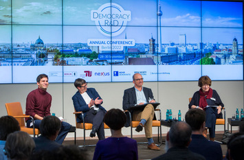 Foto vom Podium des Democracy RD Netzwerktreffens 2022