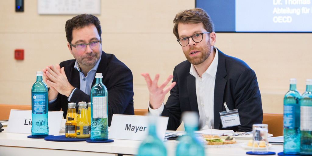 Dr. Matthias Mayer von der Bertelsmann Stiftung und Dr. Thomas Liebig von der OECD diskutieren zur Attraktivität Deutschlands für ausländische Fachkräfte