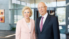 WEF Klaus Schwab trifft Liz Mohn(© Sebastian Pfütze)