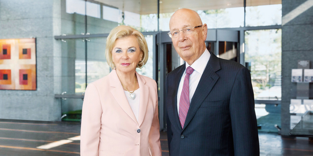 Porträtfoto von Liz Mohn, stellvertretende Vorstandsvorsitzende der Bertelsmann Stiftung, und Professor Klaus Schwab.