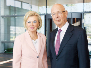 WEF Klaus Schwab trifft Liz Mohn(© Sebastian Pfütze)