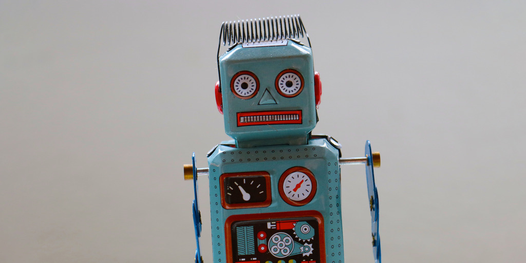 Roboter und weißer Hintergrund