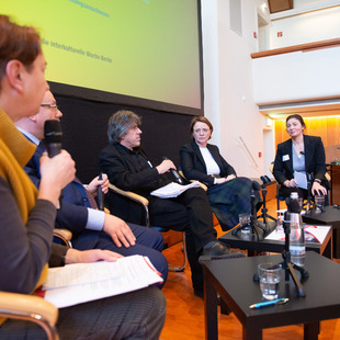 Podiumsdiskussion - von links: Annelie Buntenbach/DGB, Götz Ulrich/Landrat des Burgenlandkreises, Günter Burkhardt/ProAsyl e.V., Staatsministerin Annette Widmann-Mauz/Bundesbeauftragte für Migration, Flüchtlinge und Integration, Hatice Akyün/Moderatorin