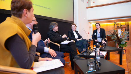 Podiumsdiskussion - von links: Annelie Buntenbach/DGB, Götz Ulrich/Landrat des Burgenlandkreises, Günter Burkhardt/ProAsyl e.V., Staatsministerin Annette Widmann-Mauz/Bundesbeauftragte für Migration, Flüchtlinge und Integration, Hatice Akyün/Moderatorin