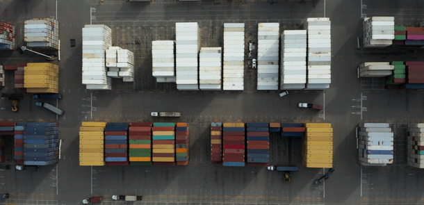 Aufgestapelte Frachtcontainer