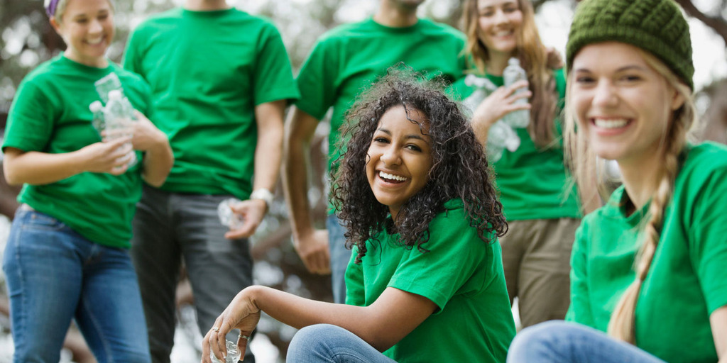 Gruppe junger Menschen mit grünen Shirts
