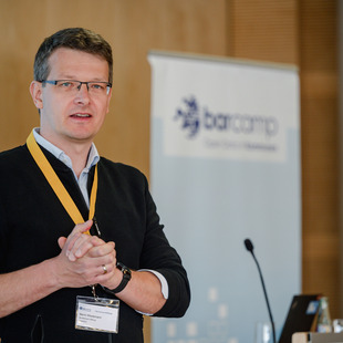 Mario Wiedemann bei der Moderation des Baracamps