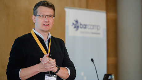 Mario Wiedemann bei der Moderation des Baracamps