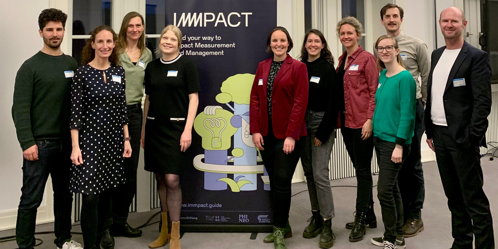 Launch des IMMPACT Guides am 7. April 2025 in Berlin. Für ein Gruppenfoto posieren (von links): Thomas Steiner (Phineo), Nicole Thiel (Bundesinitiative Impact Investing, BIII), Jennifer Eschweiler (Bertelsmann Stiftung), Cornelia Nyssing (Bertelsmann Stiftung), Viola Stegmann (Social Entrepreneurship Netzwerk Deutschland, SEND), Romina Schumann (SEND), Liana Heinrichs (Acker Impact), Katharina Scharpe (SEND), Michael Wunsch (Berliner Hochschule für Technik, BHT), Daniel Schraad-Tischler (Bertelsmann Stiftung).