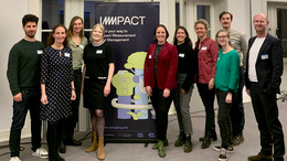 Launch des IMMPACT Guides am 7. April 2025 in Berlin. Für ein Gruppenfoto posieren (von links): Thomas Steiner (Phineo), Nicole Thiel (Bundesinitiative Impact Investing, BIII), Jennifer Eschweiler (Bertelsmann Stiftung), Cornelia Nyssing (Bertelsmann Stiftung), Viola Stegmann (Social Entrepreneurship Netzwerk Deutschland, SEND), Romina Schumann (SEND), Liana Heinrichs (Acker Impact), Katharina Scharpe (SEND), Michael Wunsch (Berliner Hochschule für Technik, BHT), Daniel Schraad-Tischler (Bertelsmann Stiftung).