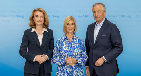 Die Vorstandsmitglieder der Bertelsmann Stiftung posieren für ein Gruppenfoto: Daniela Schwarzer, Brigitte Mohn und Hannes Ametsreiter.