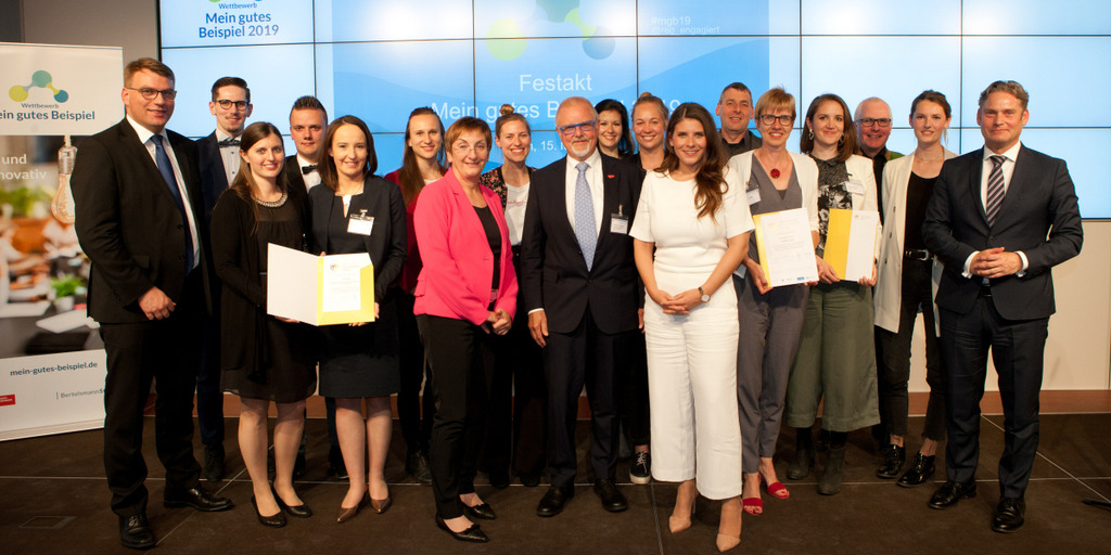 Gruppenfoto aller Preisträger und Verantwortlichen bei der Preisverleihung "Mein gutes Beispiel" 2019