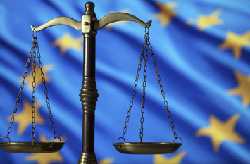 EU Flagge zu sehen und vor der Flagge steht eine Waage