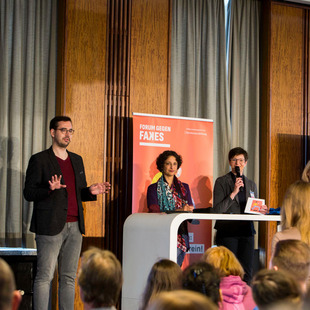 Bild vom Podium_Forum gegen Fakes