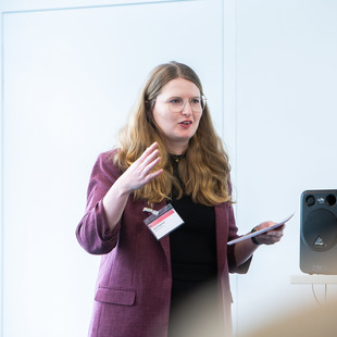 Project Managerin Jana Fingerhut hält einen Workshop