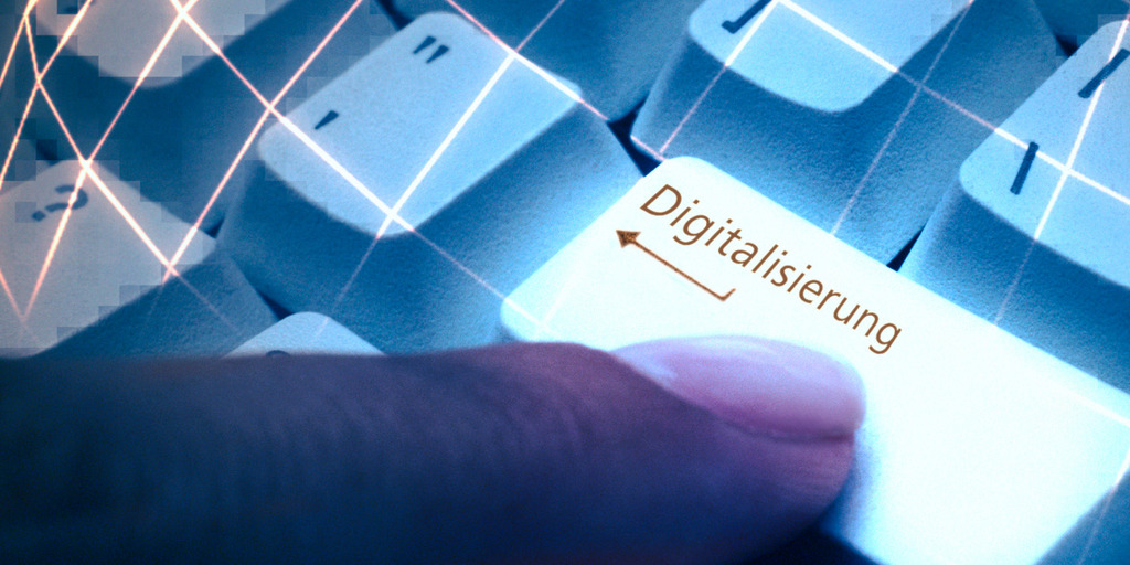 Ein Finger drückt auf einer Tastatur die Taste mit der Aufschrift "Digitalisierung"