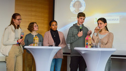 Schüler-Klima-Gipfel in der Stadthalle Gütersloh, auf dem Podium stehen mehrere Schüler und diskutieren