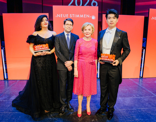 - Liz Mohn, President of the competition and Chairwoman of the Executive Board of the Liz Mohn Foundation, with Alexander Neef, Chairman of the NEUE STIMMEN jury, and the first-prize winners of the 2026 competition, Arpi Sinanyan and Jiazhou Wang.