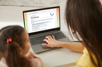 Mutter und Kind für dem Labtop