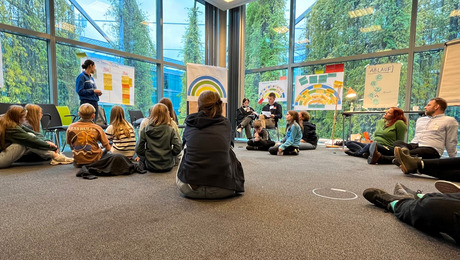 Das Bild zeigt Impressionen aus der Jugend-/ Zukunfskonferenz in Berlin. In der Jugendliche zu verschiedenen Themen an Workshops teilgenommen haben.