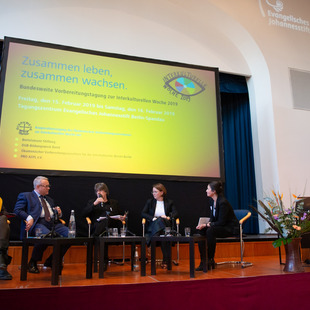 Podiumsdiskussion – von links: Annelie Buntenbach/DGB, Götz Ulrich/Landrat des Burgenlandkreises, Günter Burkhardt/ProAsyl e.V., Staatsministerin Annette Widmann-Mauz/Bundesbeauftragte für Migration, Flüchtlinge und Integration, Hatice Akyün/Moderatorin