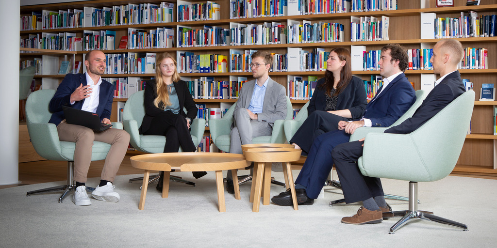 Gruppenbild der Junior Professionals 2023 in der Bibliothek