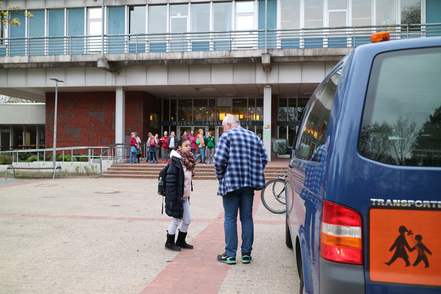 Schüler werden zur Schule gebracht.